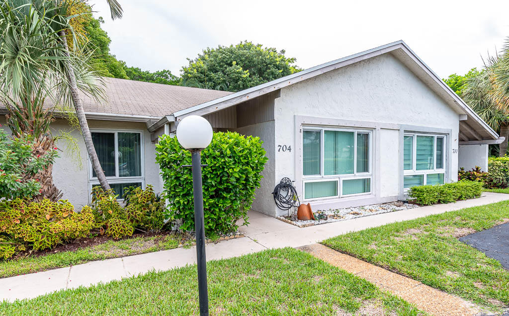 Property for Sale at 704 Lago Road, Delray Beach, Palm Beach County, Florida - Bedrooms: 2 
Bathrooms: 2  - $285,000