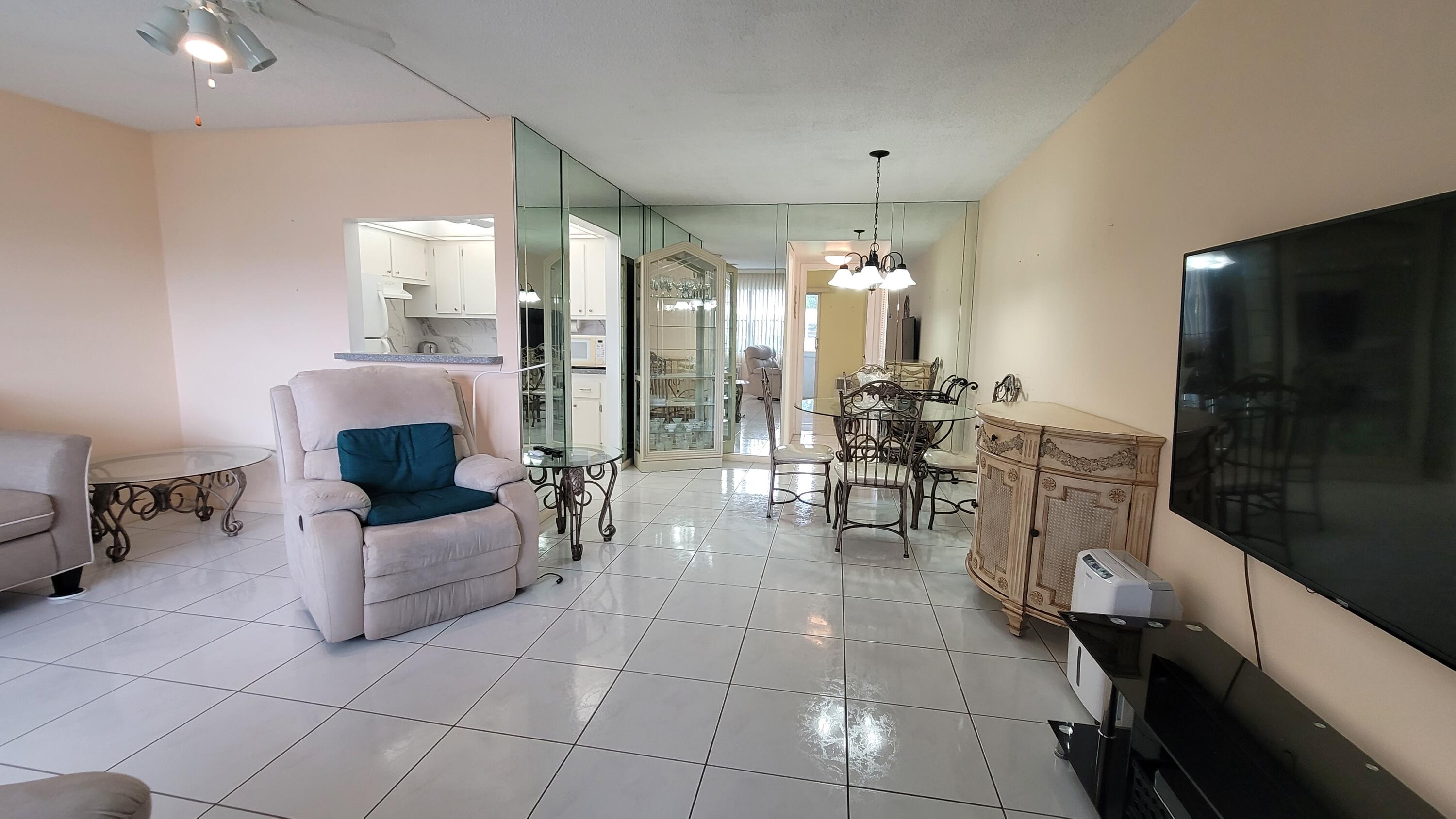 54 Kent D, West Palm Beach, Palm Beach County, Florida - 1 Bedrooms  
1.5 Bathrooms - 