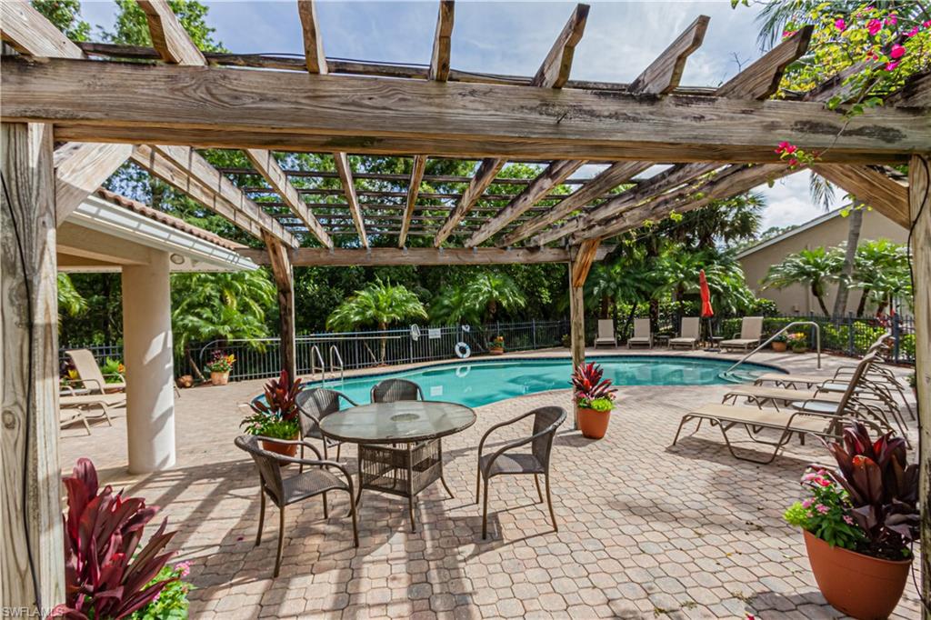 Naples, Florida 34104, United States, 2 Bedrooms Bedrooms, ,3 BathroomsBathrooms,Residential,Pending,59134