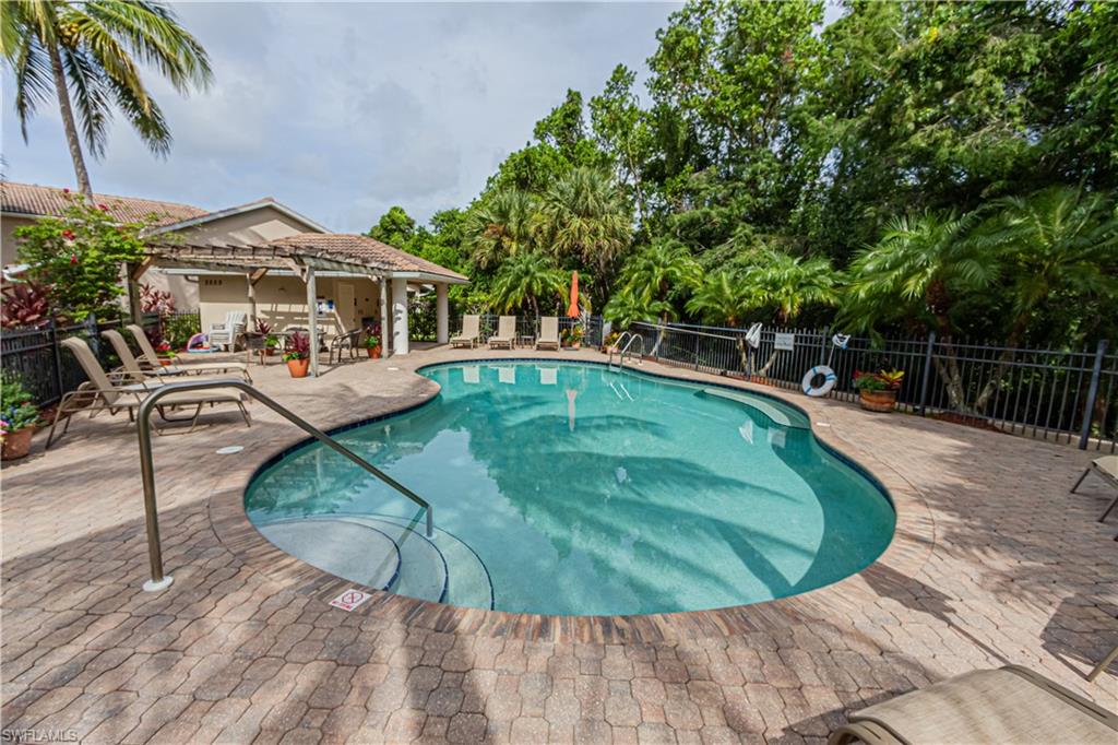 Naples, Florida 34104, United States, 2 Bedrooms Bedrooms, ,3 BathroomsBathrooms,Residential,Pending,59134