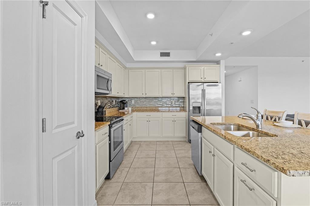 Fort Myers, Florida 33913, United States, 2 Bedrooms Bedrooms, ,2 BathroomsBathrooms,Residential,Contingent,140573