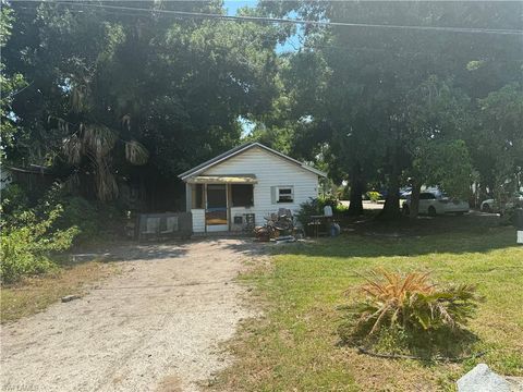 1186 River RD, North Fort Myers, FL 33903 - #: 224042336