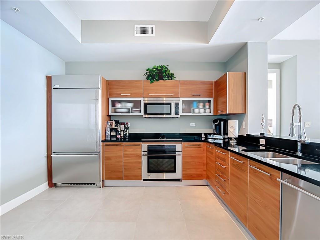 3000 Oasis Grand BLVD