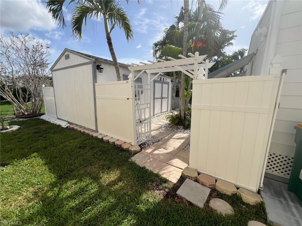 Naples, Florida 34104, United States, 2 Bedrooms Bedrooms, ,2 BathroomsBathrooms,Residential,Pending,154841