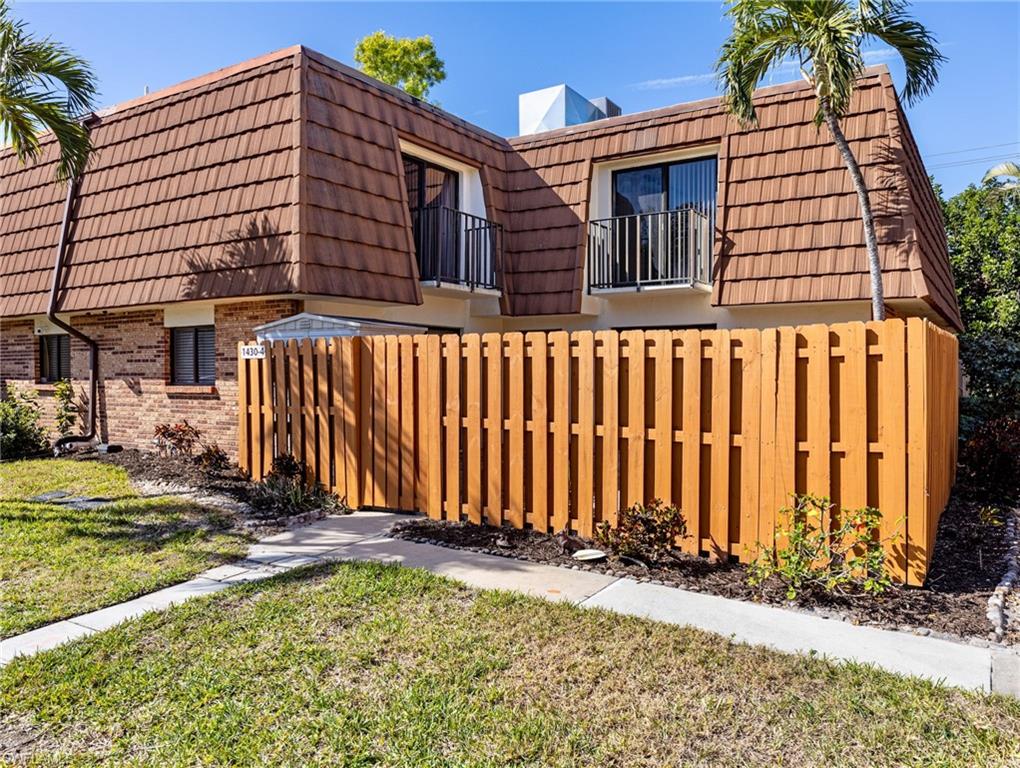 1430 Park Shore CIR 4
