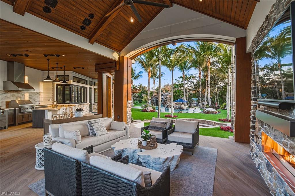 325 Cocohatchee BLVD