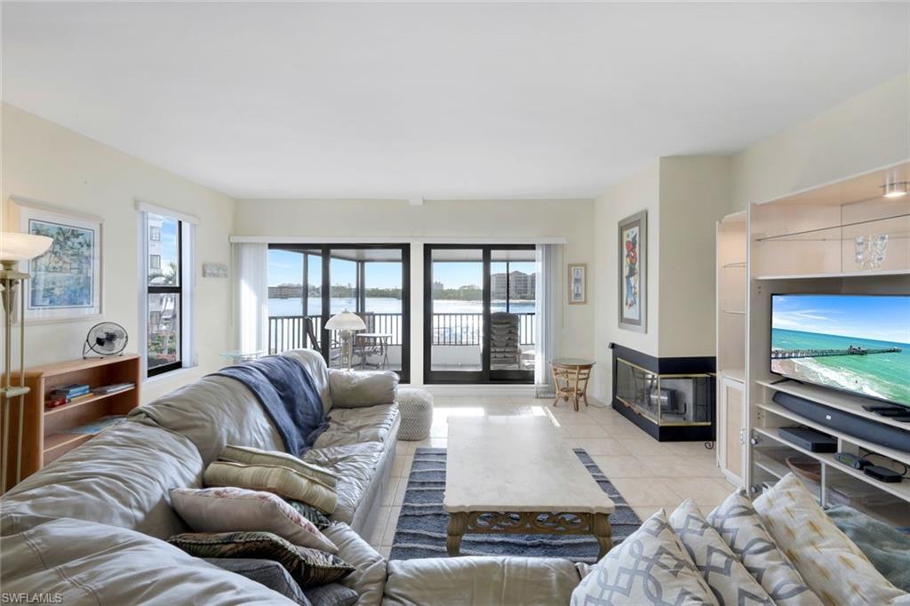 402 La Peninsula BLVD 402