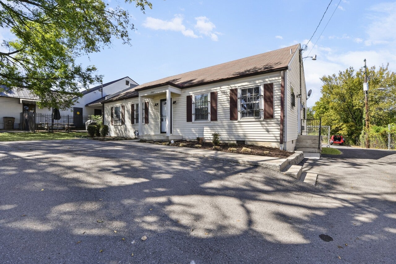 2807 Foster Ave