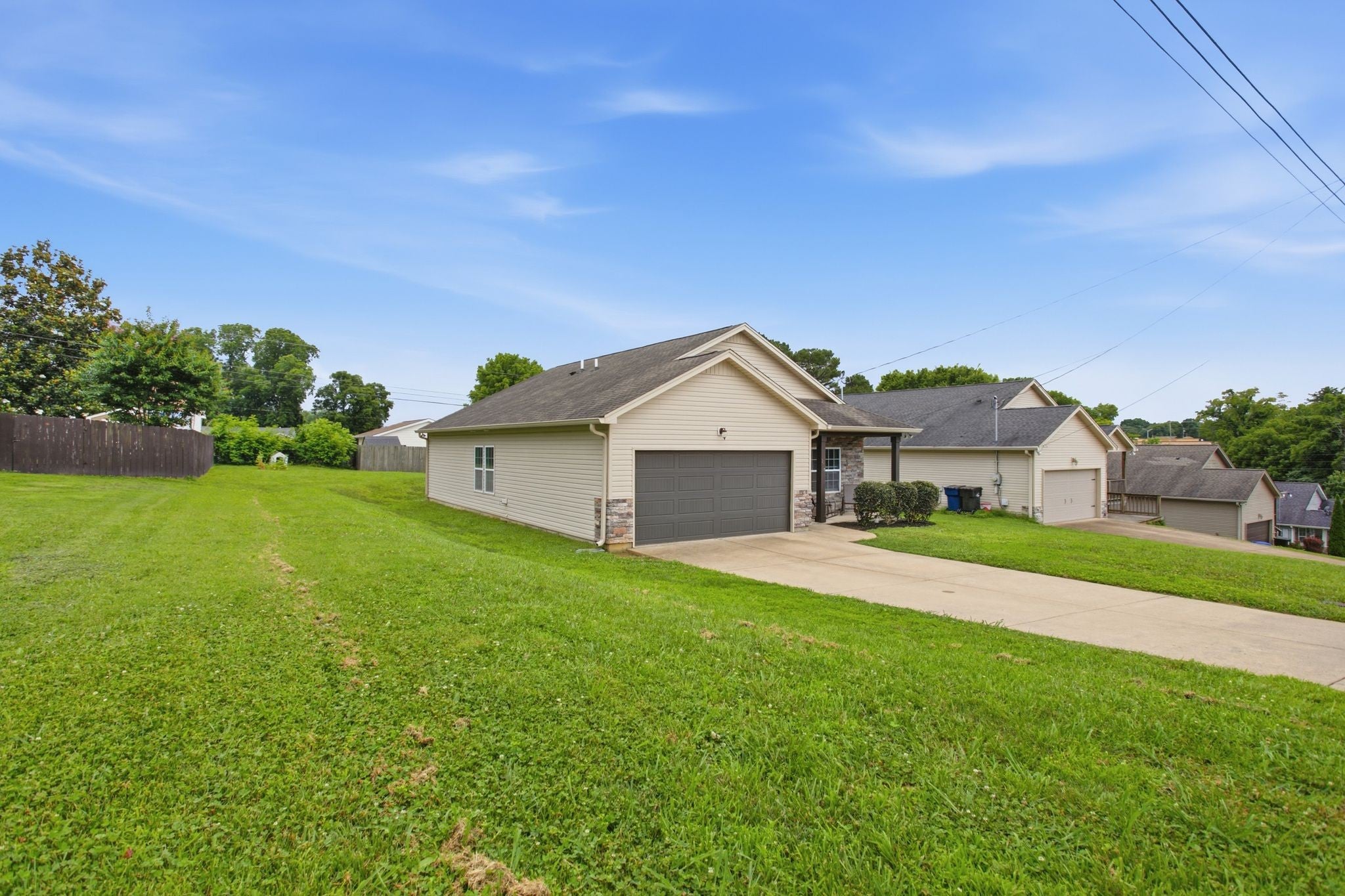 216 Woodsong Ln