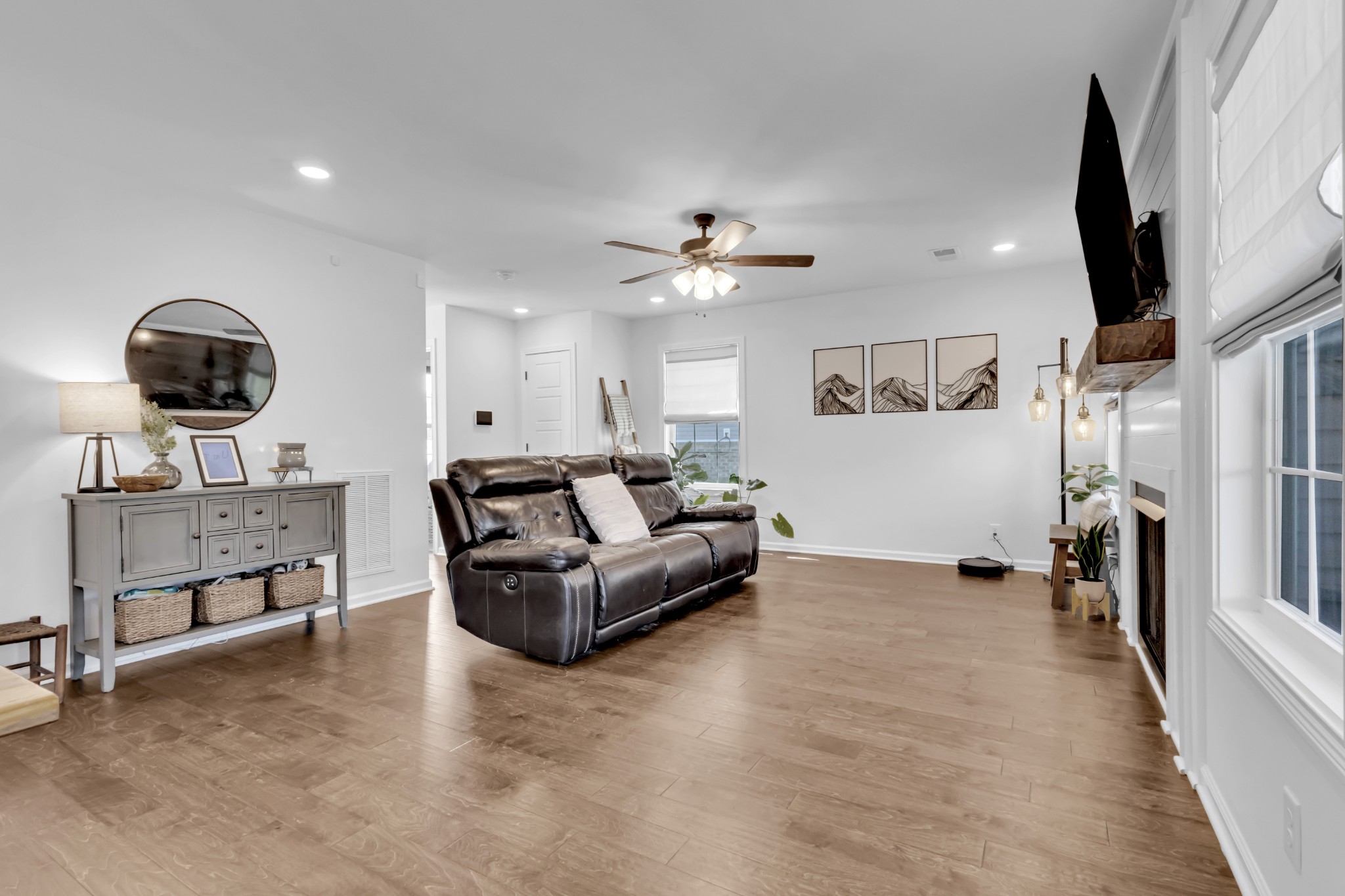 Clarksville, Tennessee 37043, United States, 3 Bedrooms Bedrooms, ,3 BathroomsBathrooms,Residential,Active,96429