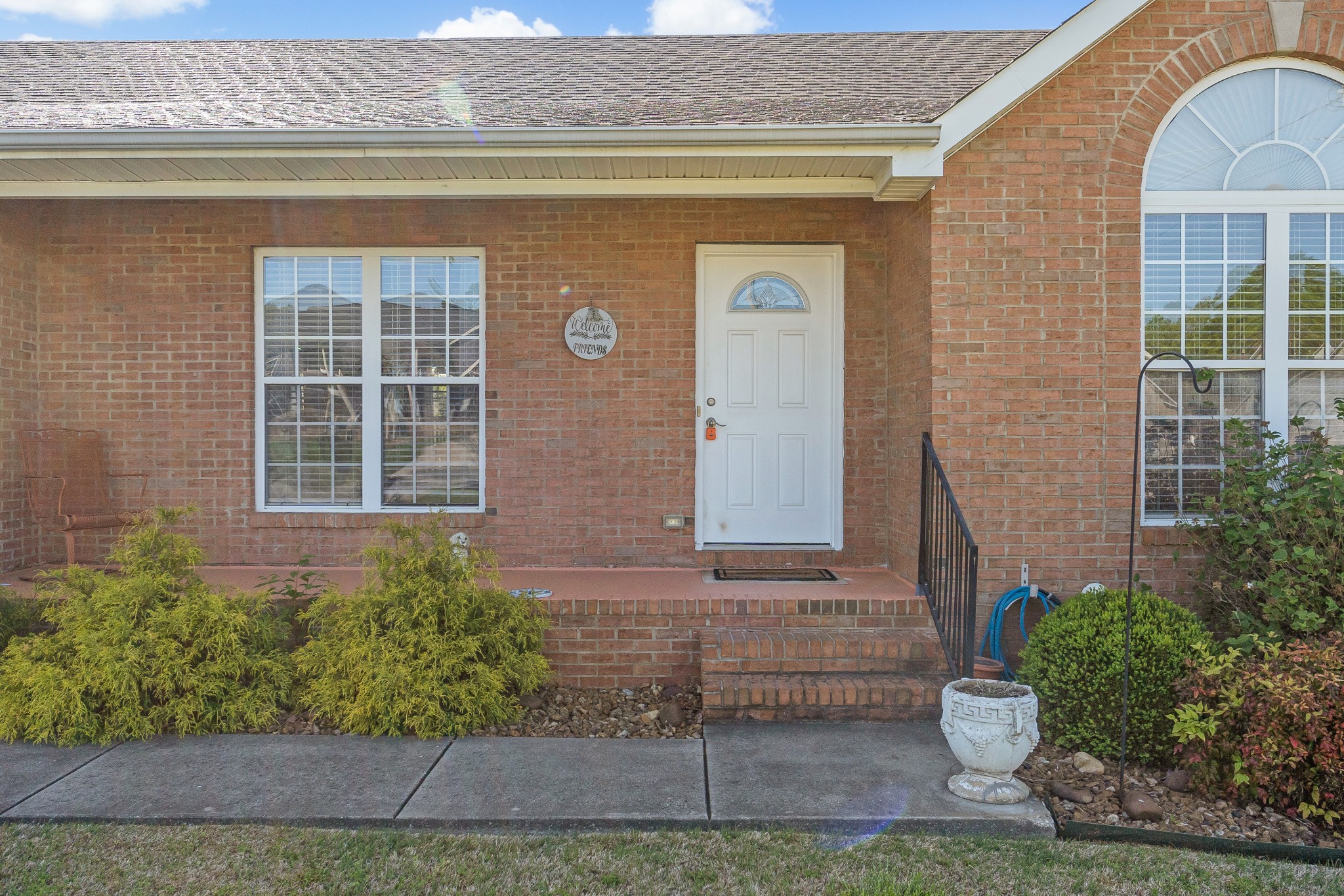225 Lakeview Dr