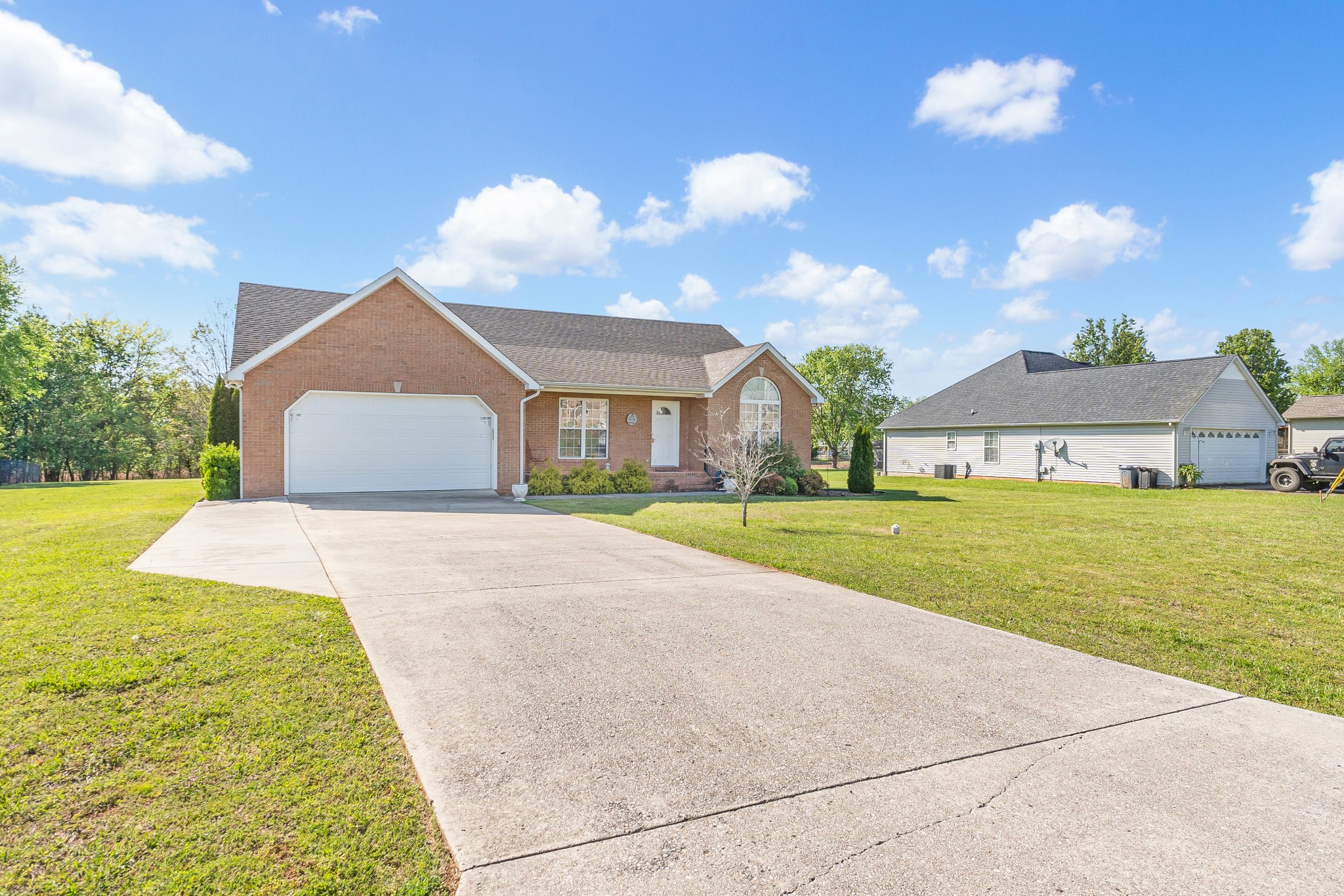 225 Lakeview Dr