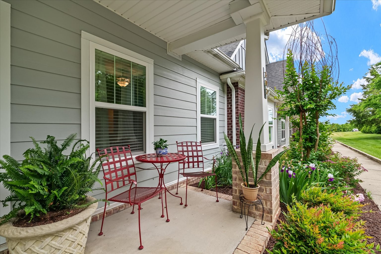 802 Cottage House Ln