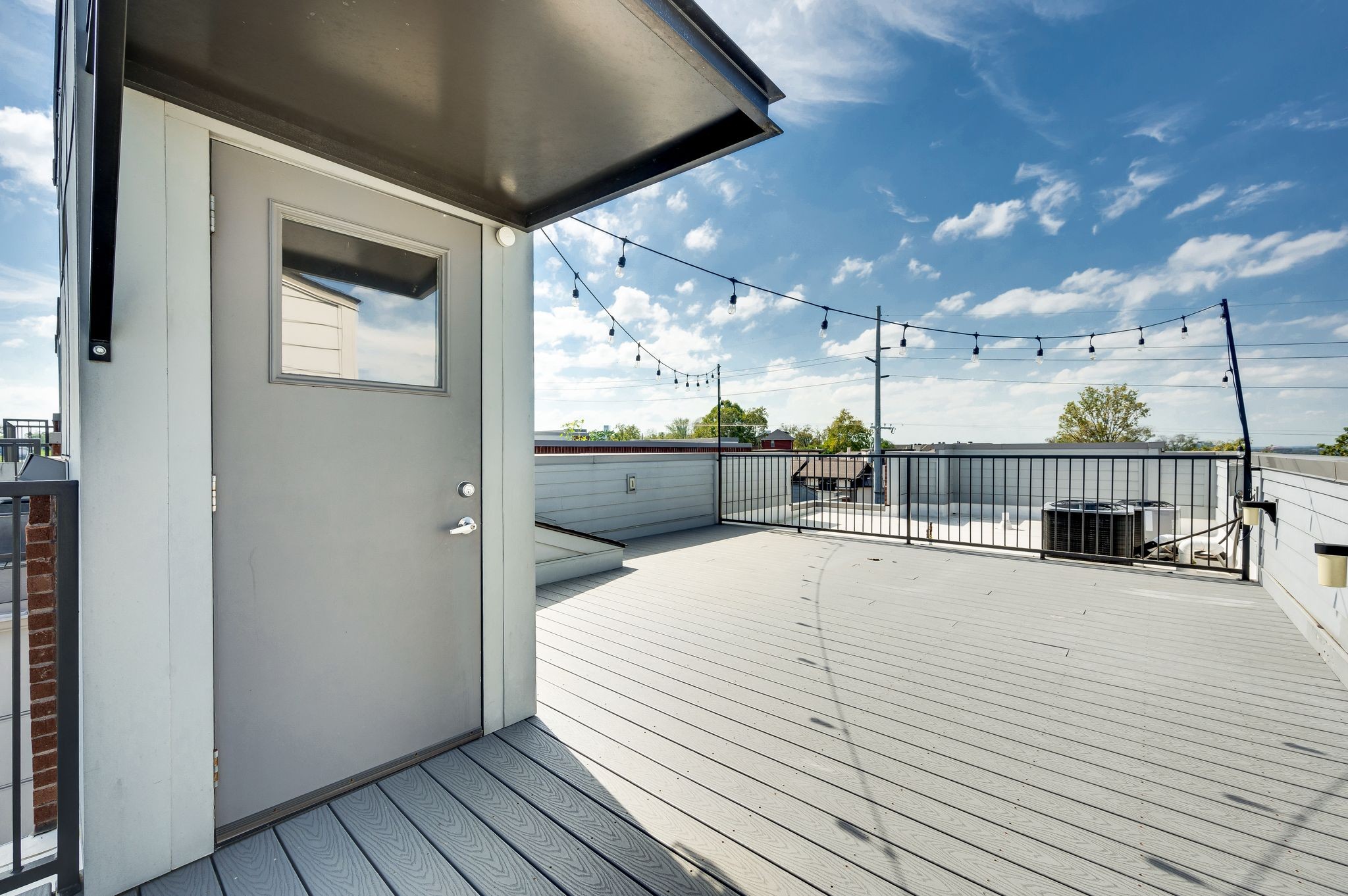 Nashville, Tennessee 37206, United States, 3 Bedrooms Bedrooms, ,4 BathroomsBathrooms,Residential,Active,40389