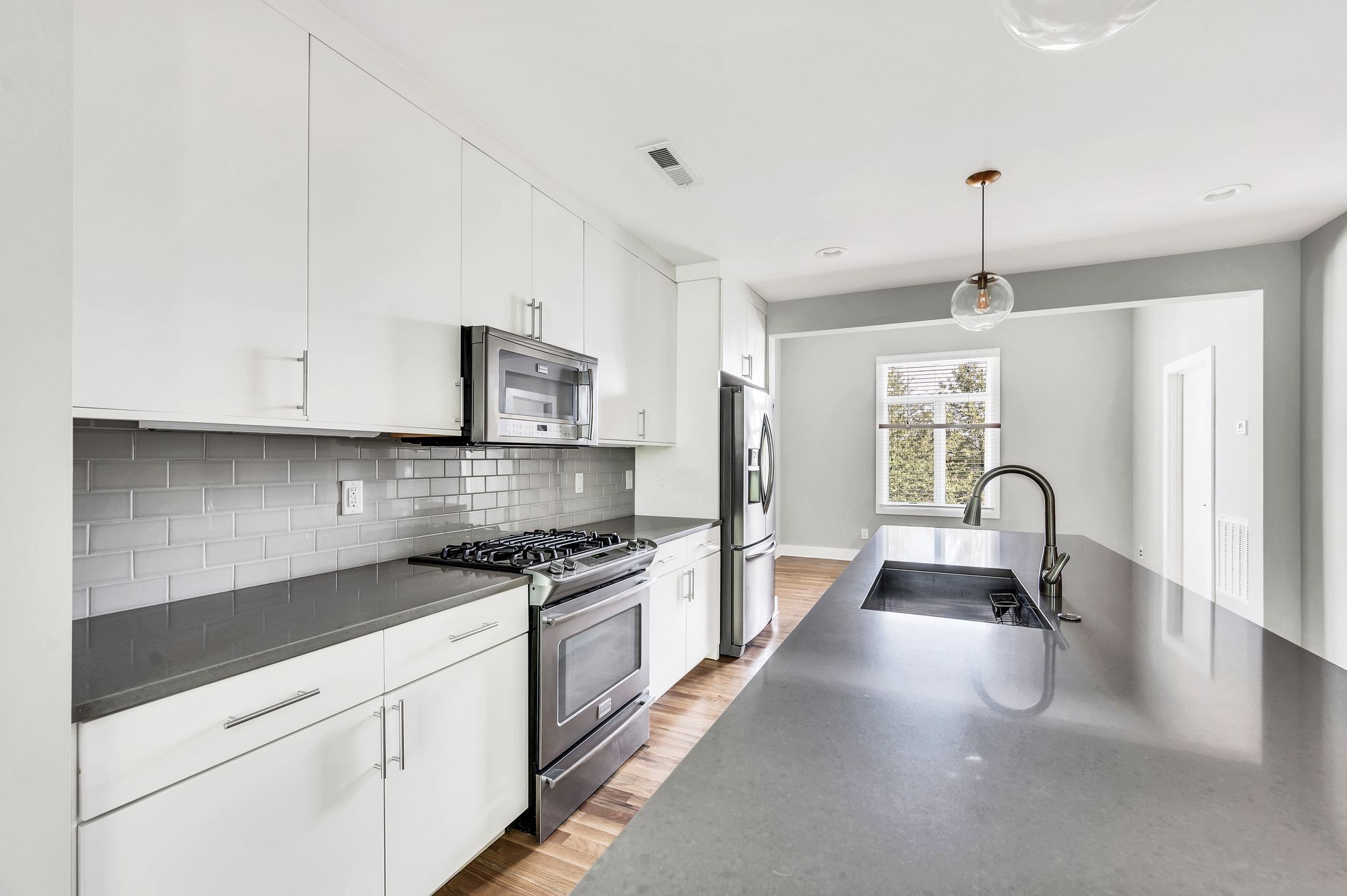 Nashville, Tennessee 37206, United States, 3 Bedrooms Bedrooms, ,4 BathroomsBathrooms,Residential,Active,40389