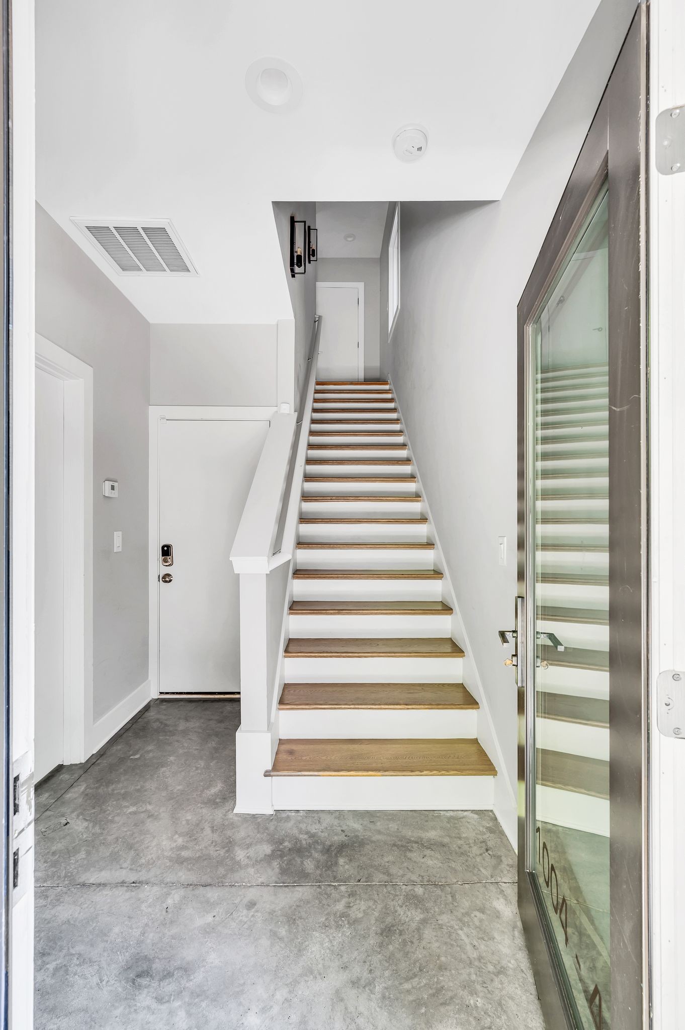 Nashville, Tennessee 37206, United States, 3 Bedrooms Bedrooms, ,4 BathroomsBathrooms,Residential,Active,40389