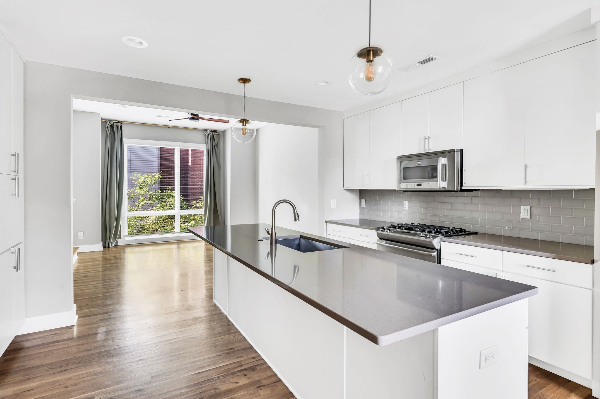 Nashville, Tennessee 37206, United States, 3 Bedrooms Bedrooms, ,4 BathroomsBathrooms,Residential,Active,40389