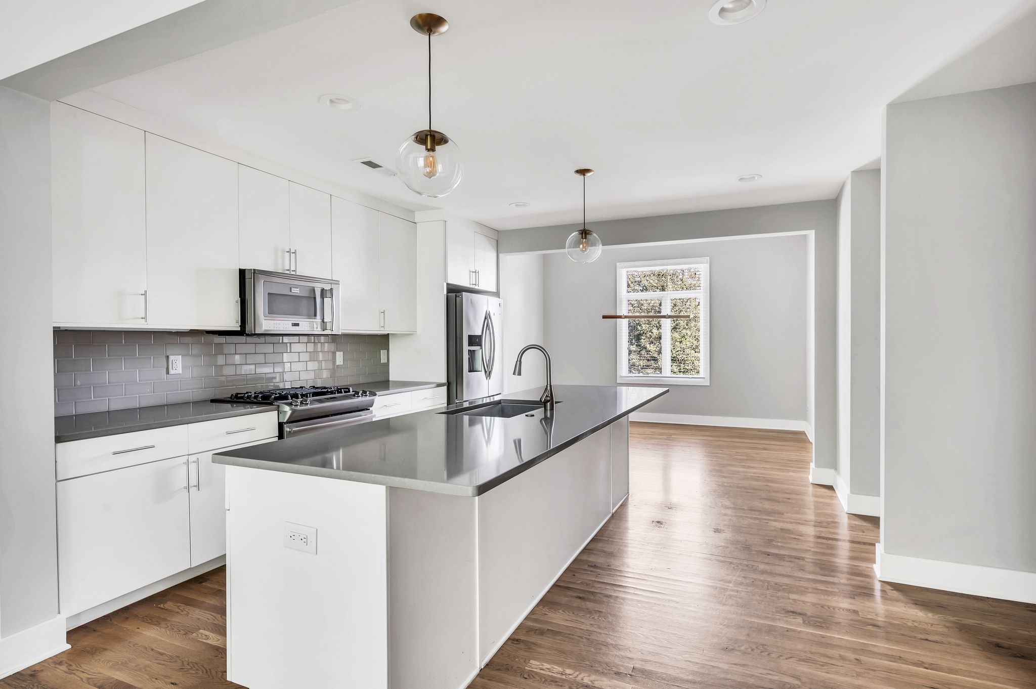 Nashville, Tennessee 37206, United States, 3 Bedrooms Bedrooms, ,4 BathroomsBathrooms,Residential,Active,40389