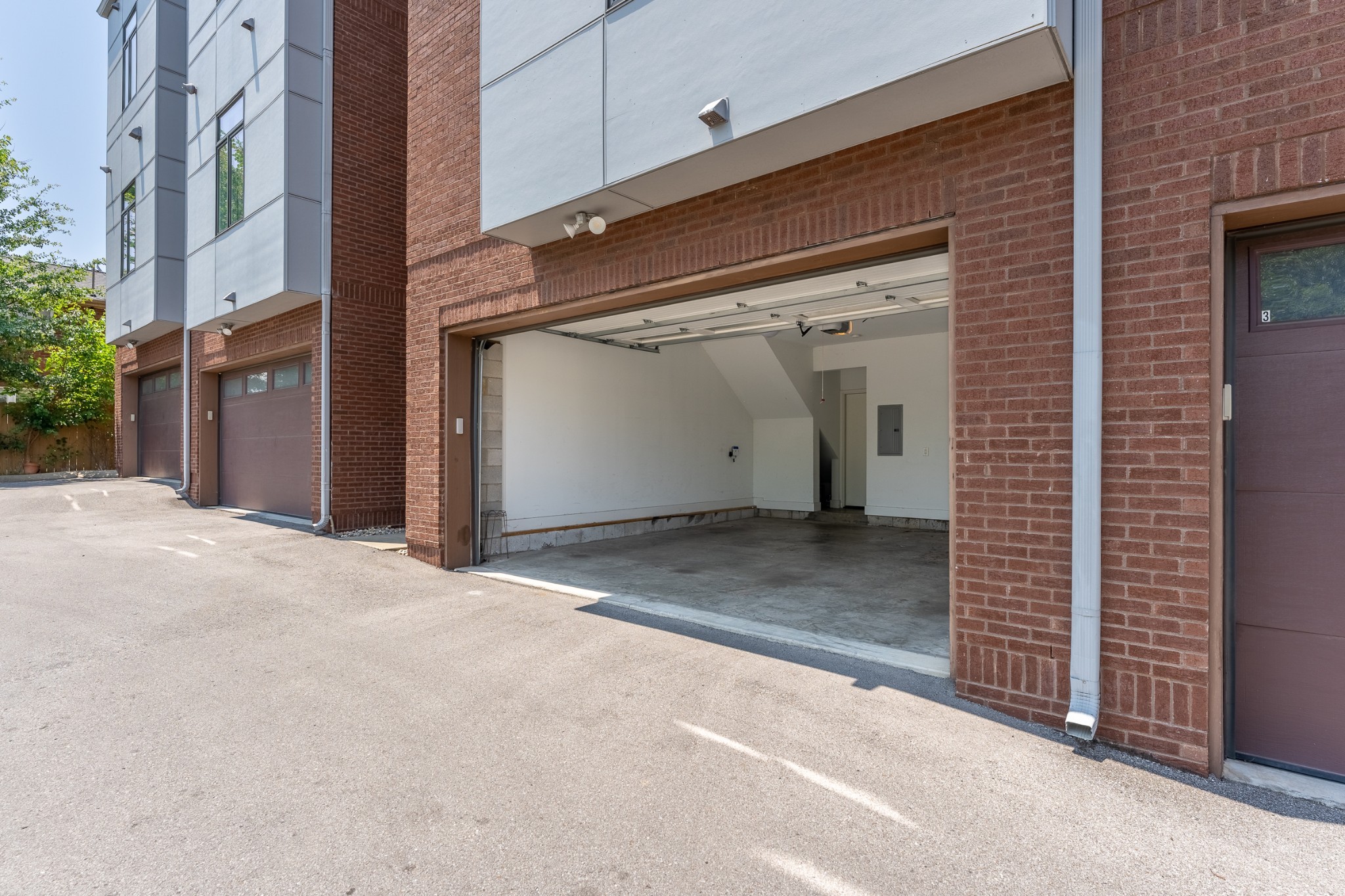 Nashville, Tennessee 37206, United States, 3 Bedrooms Bedrooms, ,4 BathroomsBathrooms,Residential,Active,40389