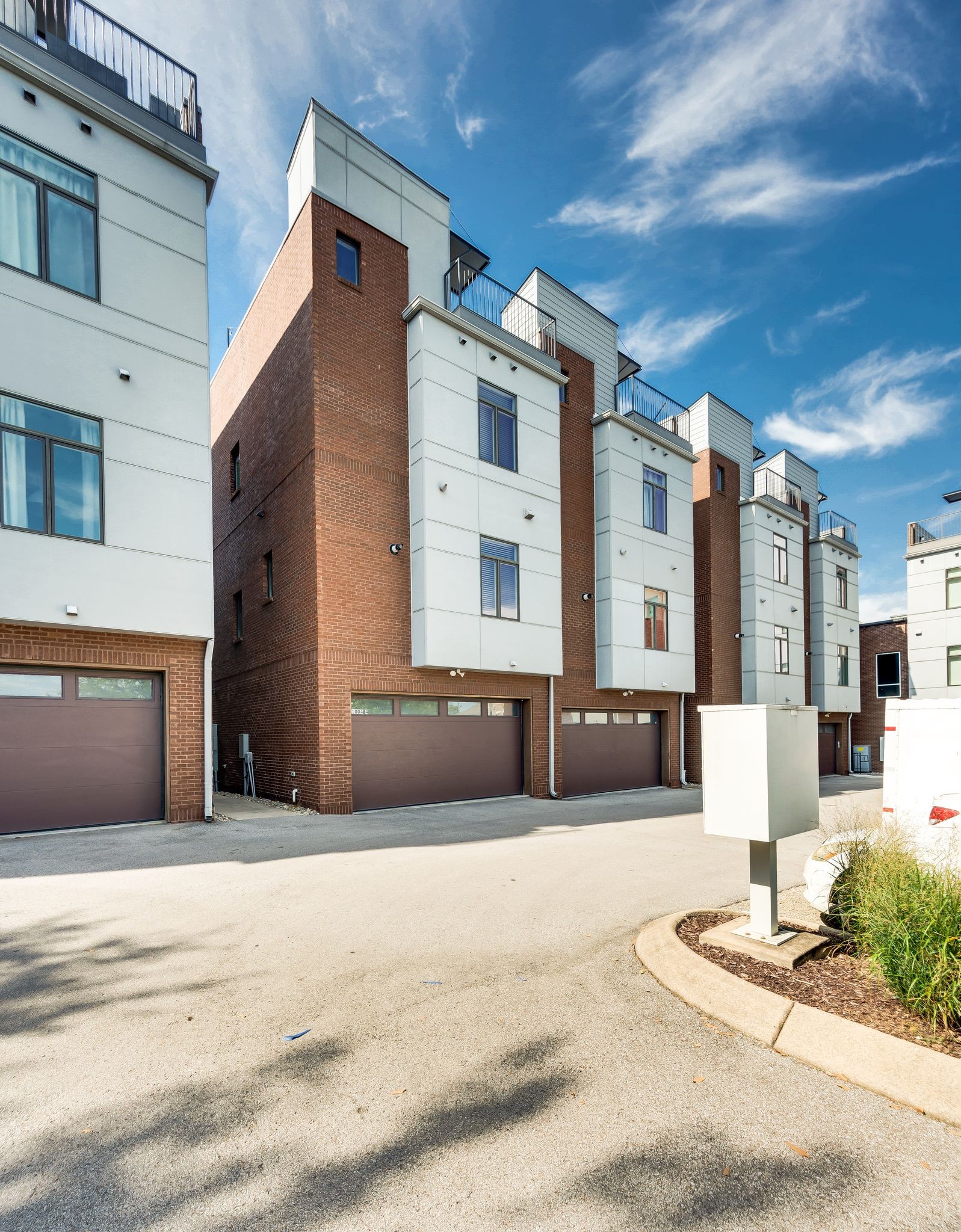 Nashville, Tennessee 37206, United States, 3 Bedrooms Bedrooms, ,4 BathroomsBathrooms,Residential,Active,40389