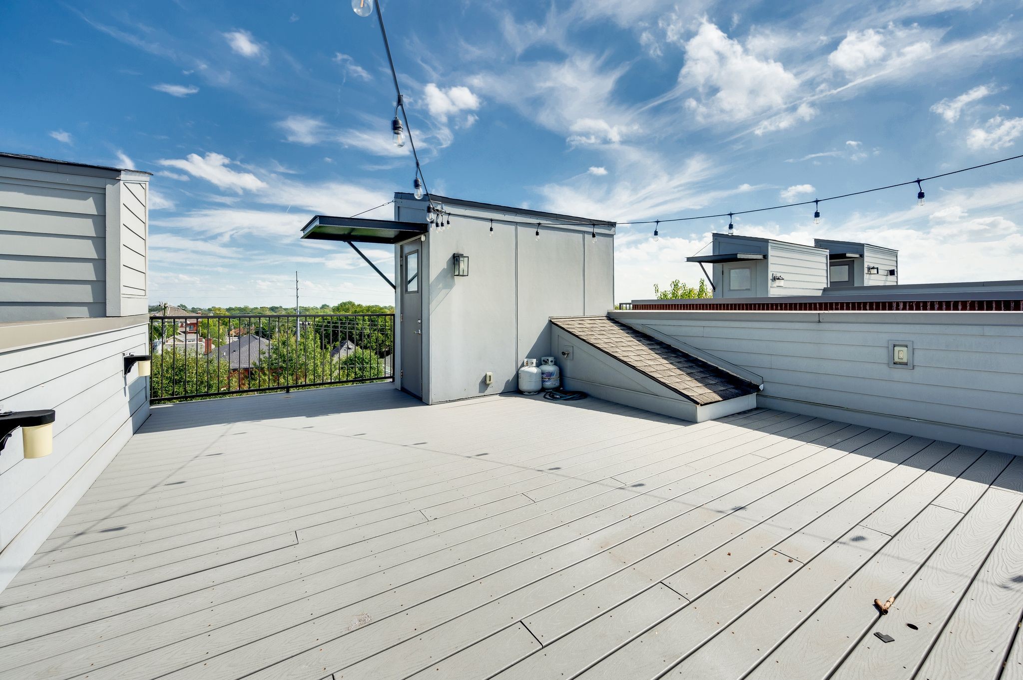 Nashville, Tennessee 37206, United States, 3 Bedrooms Bedrooms, ,4 BathroomsBathrooms,Residential,Active,40389