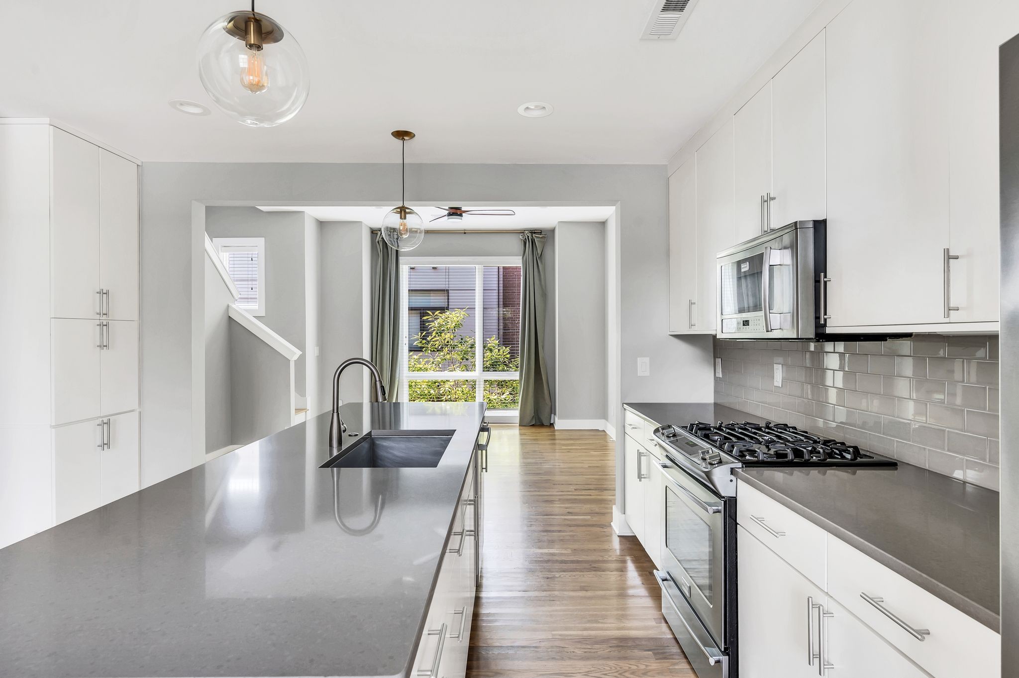 Nashville, Tennessee 37206, United States, 3 Bedrooms Bedrooms, ,4 BathroomsBathrooms,Residential,Active,40389