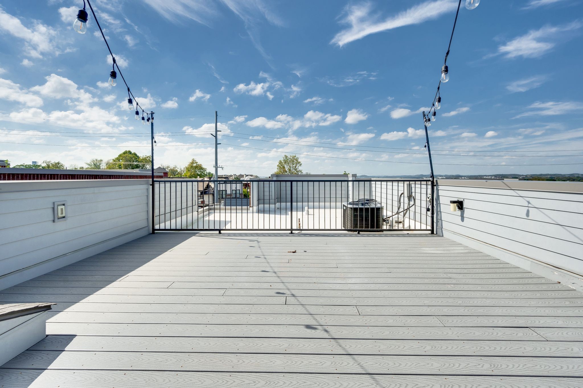 Nashville, Tennessee 37206, United States, 3 Bedrooms Bedrooms, ,4 BathroomsBathrooms,Residential,Active,40389