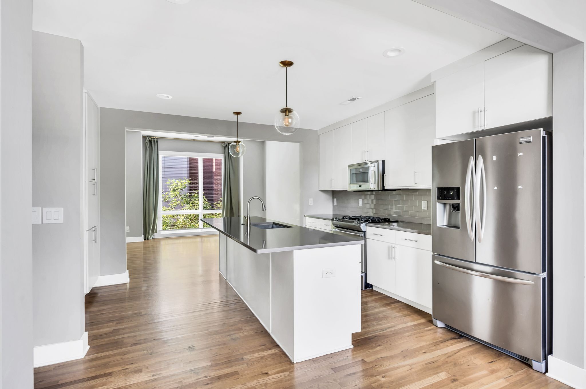 Nashville, Tennessee 37206, United States, 3 Bedrooms Bedrooms, ,4 BathroomsBathrooms,Residential,Active,40389