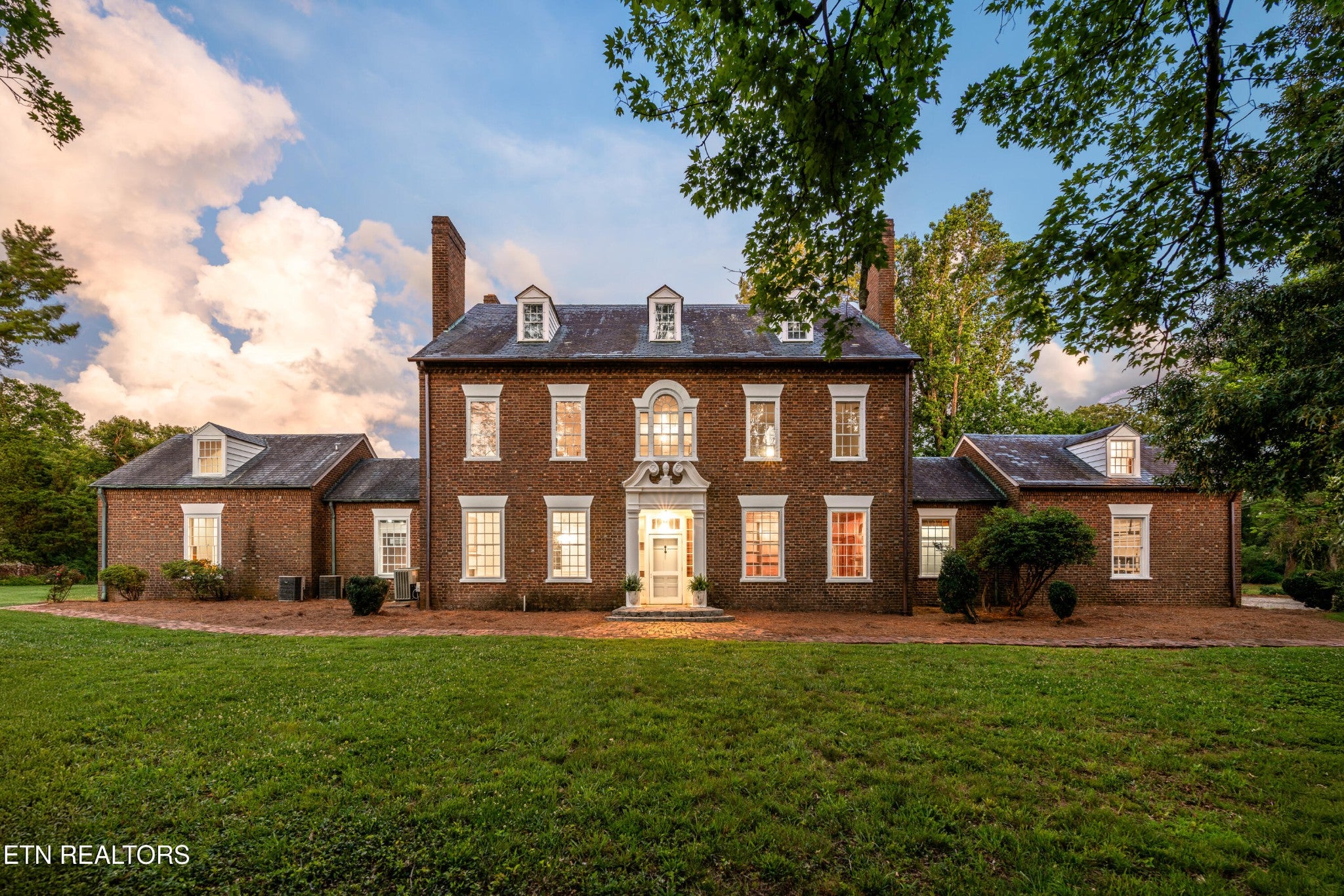 2112 Manor Drive