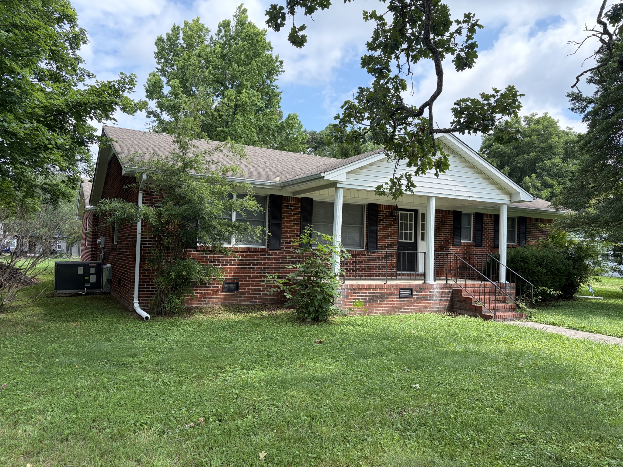 Photo 1 of 27 — 415 E Grundy St, Tullahoma, TN 37388