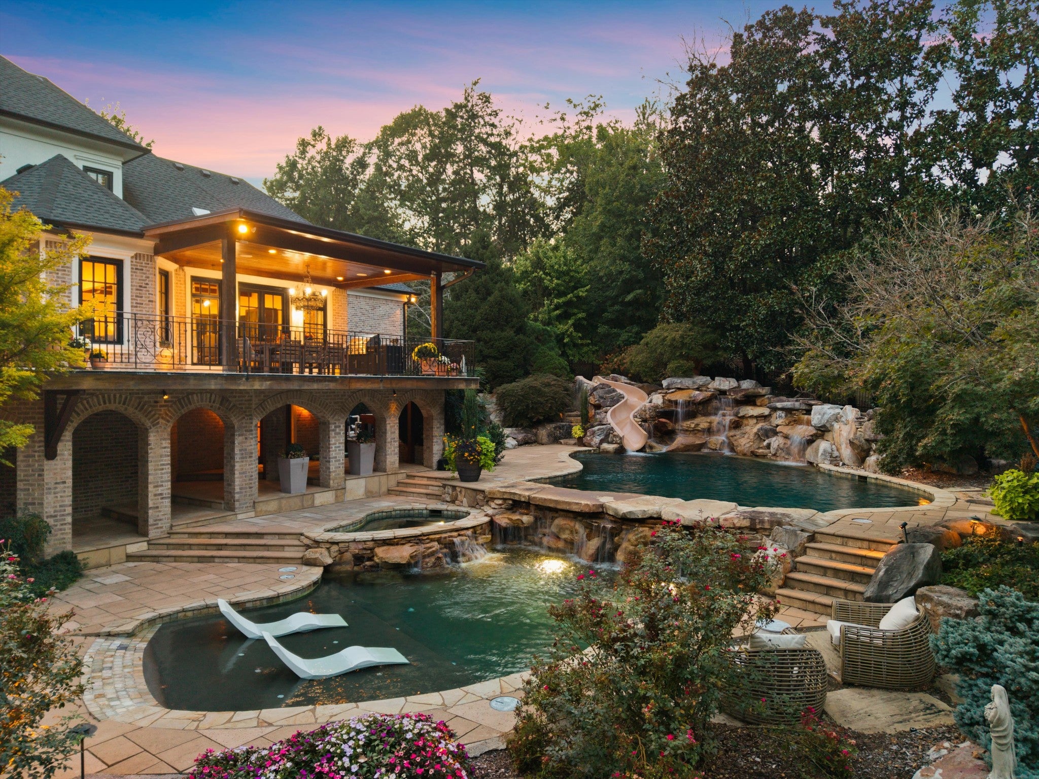 1070 Vaughn Crest Dr