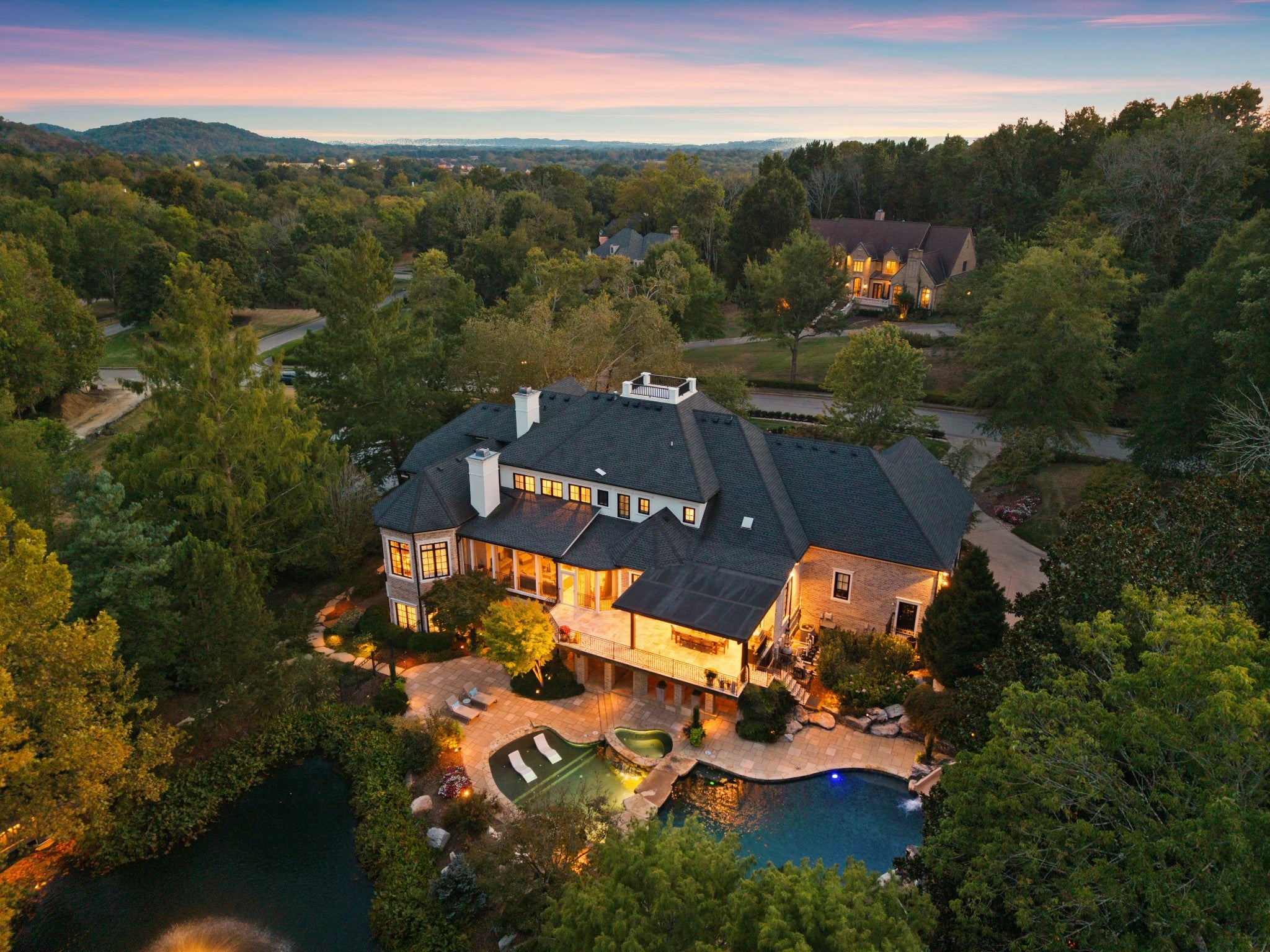 1070 Vaughn Crest Dr - home for sale