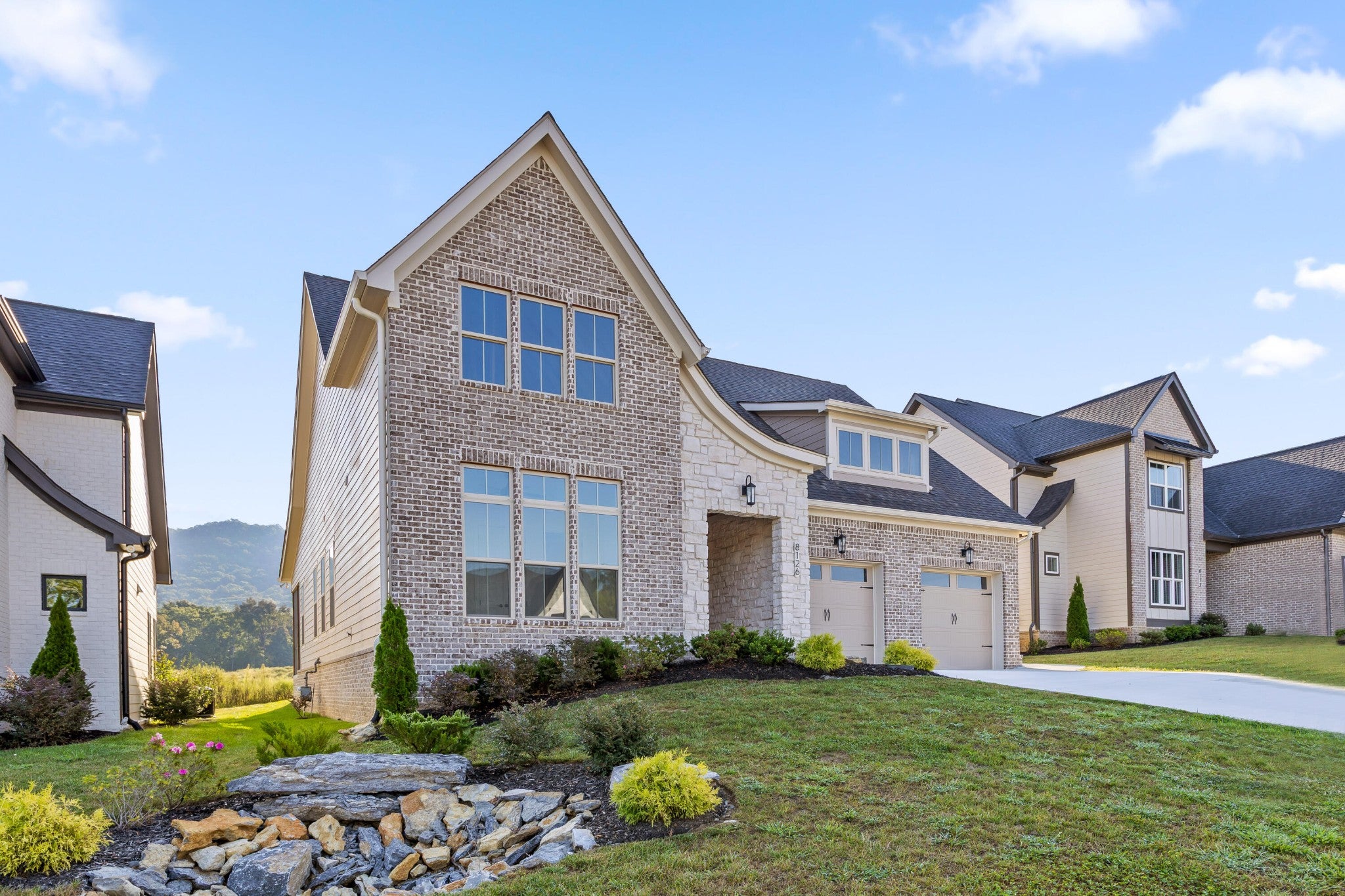 8126 Sir Oliphant Way