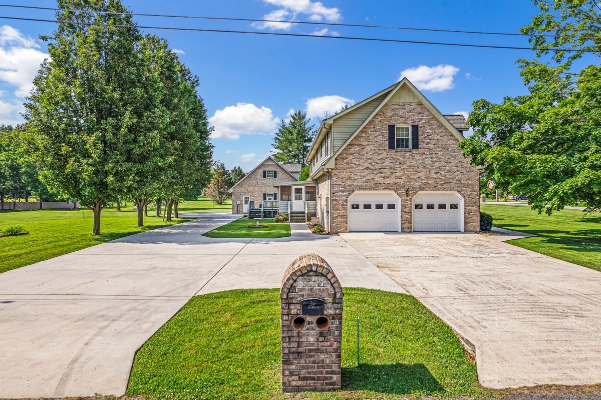 220 Winton Way Rd