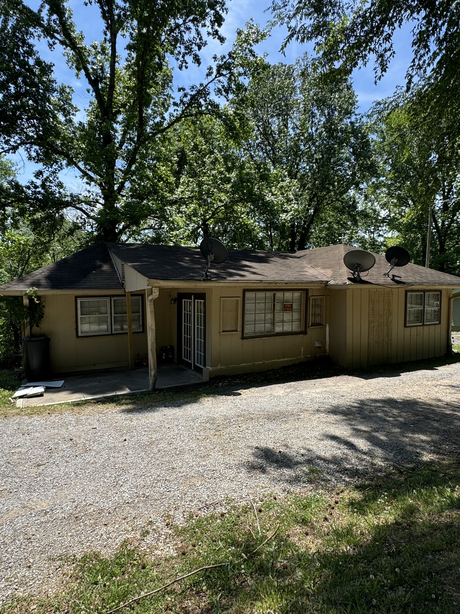 696 Laura Ln