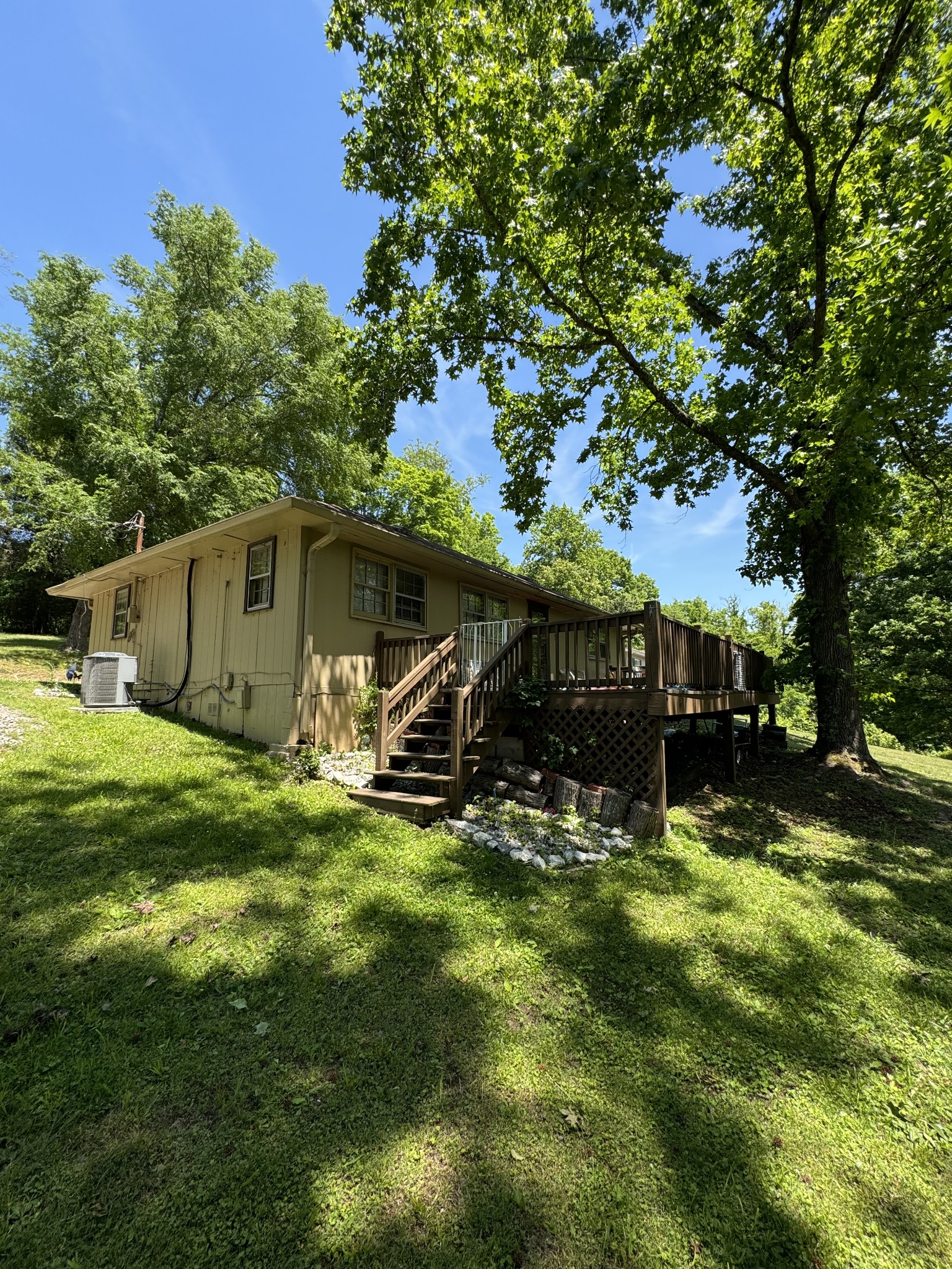 696 Laura Ln