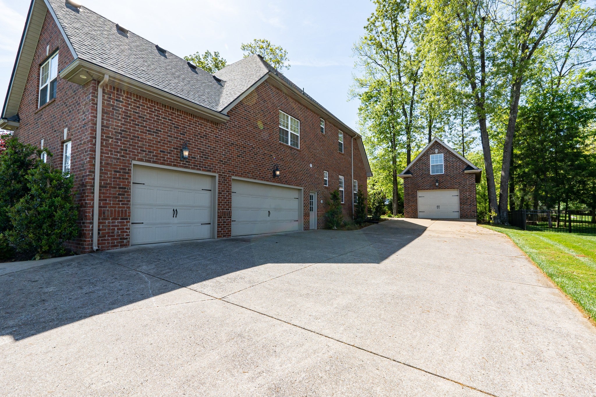 1215 Twin View Dr