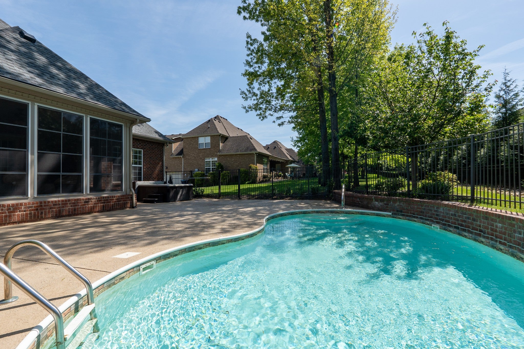1215 Twin View Dr