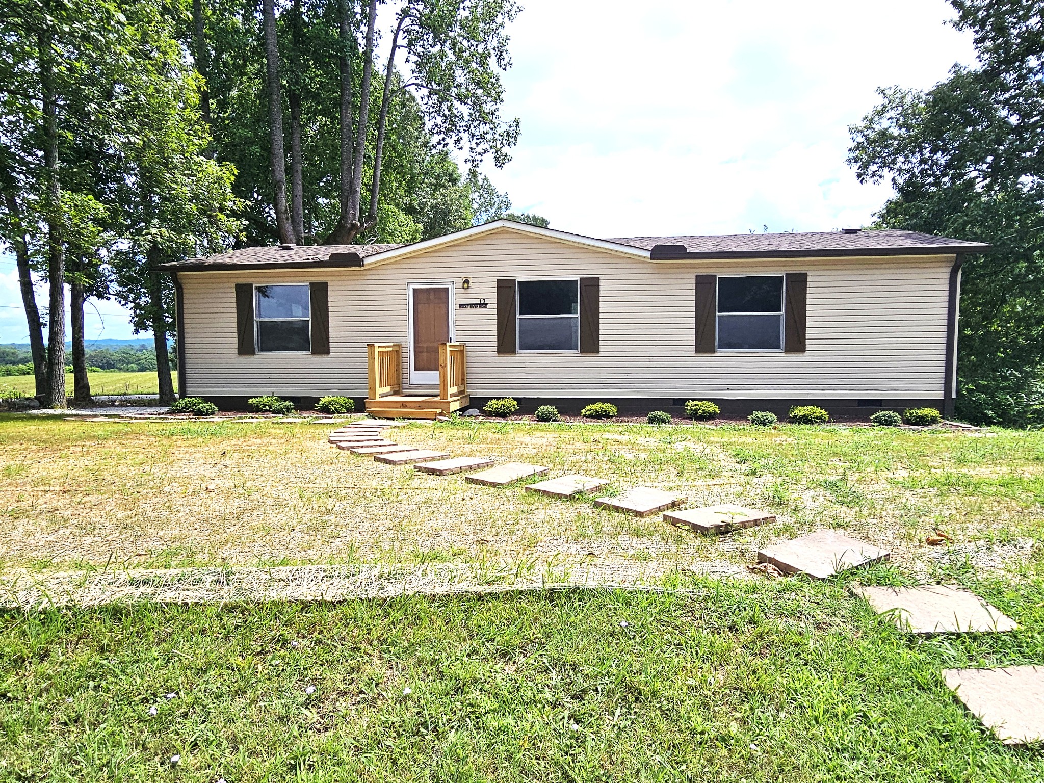 17 Rocky River Rd