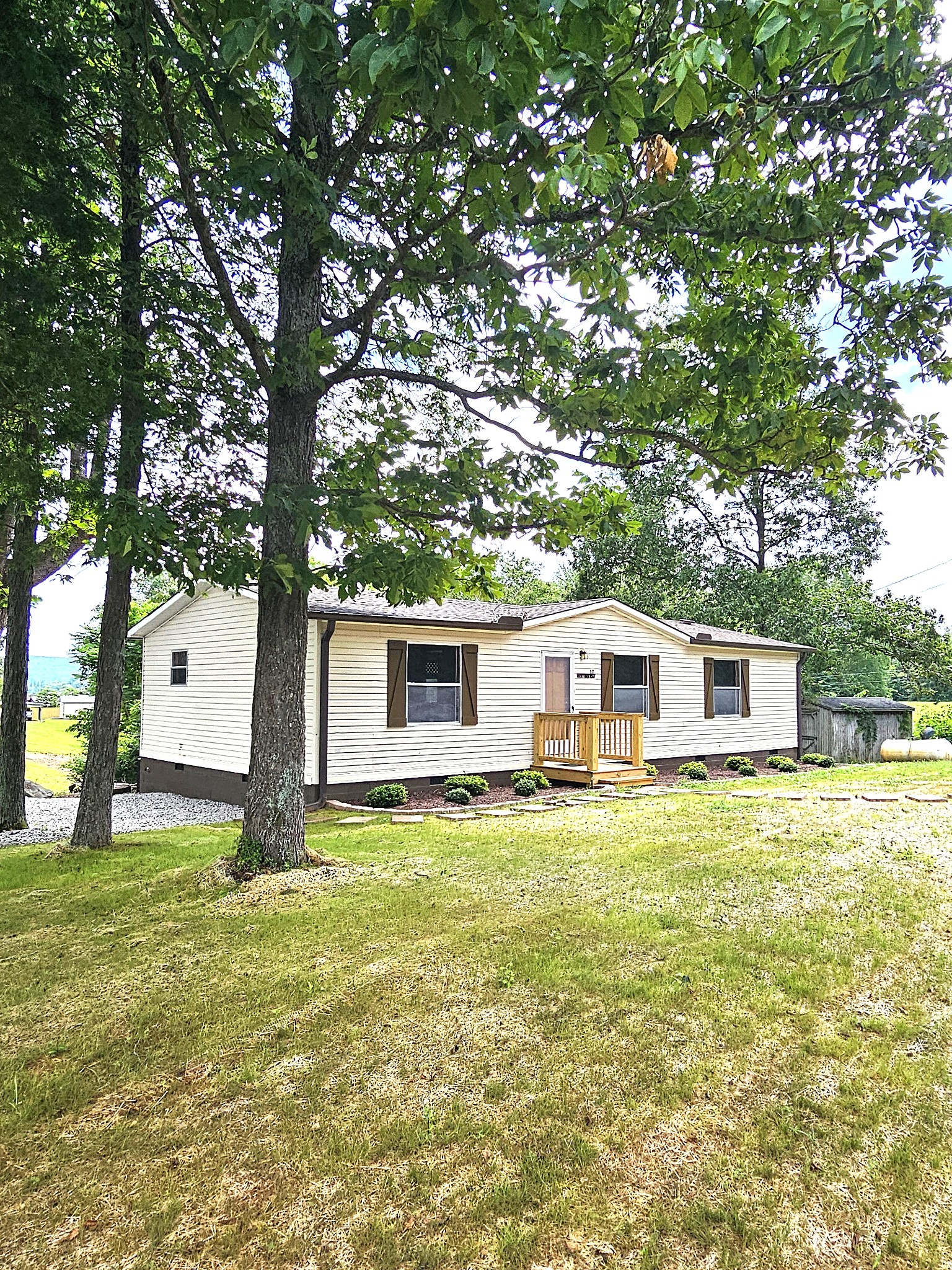 17 Rocky River Rd