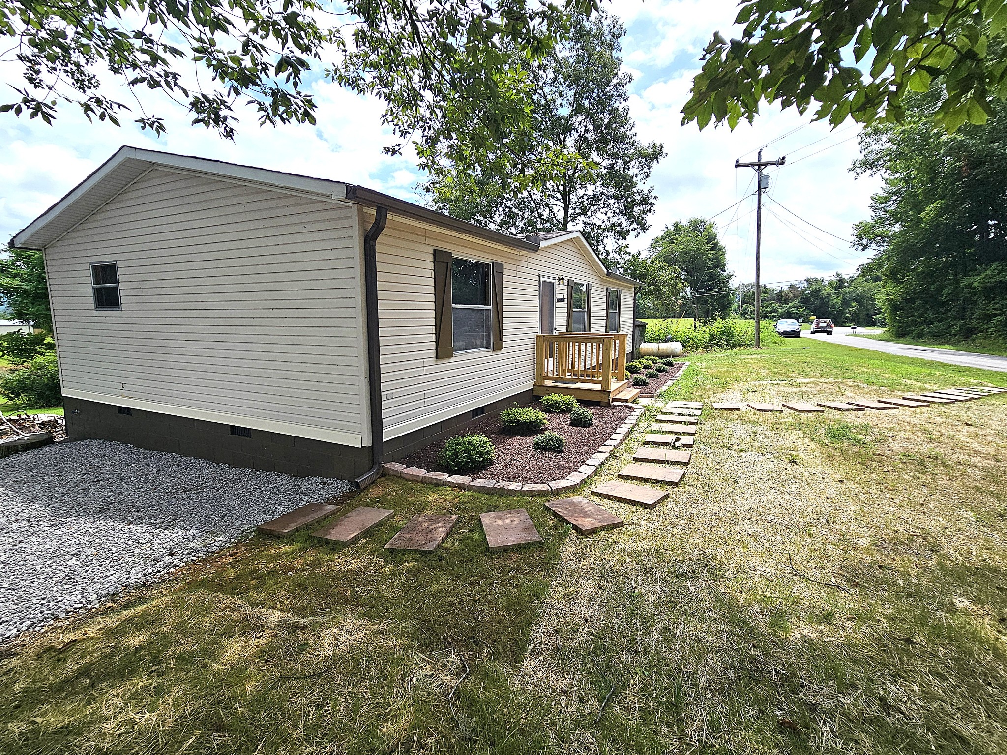 17 Rocky River Rd