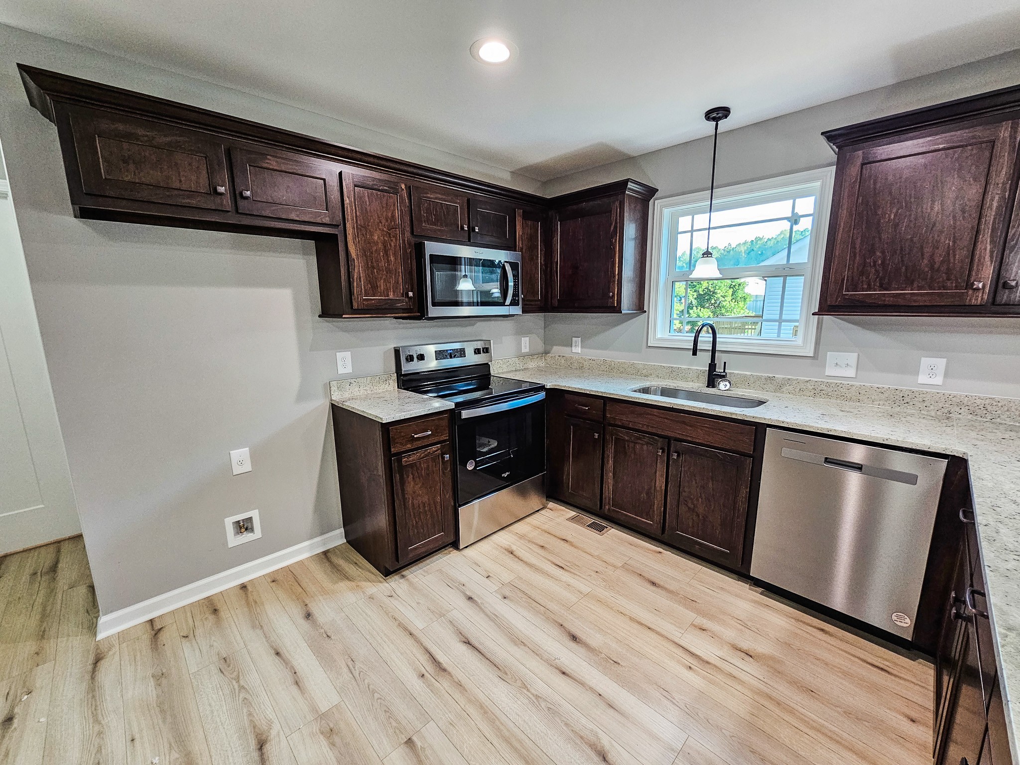 92 Lakeview St
