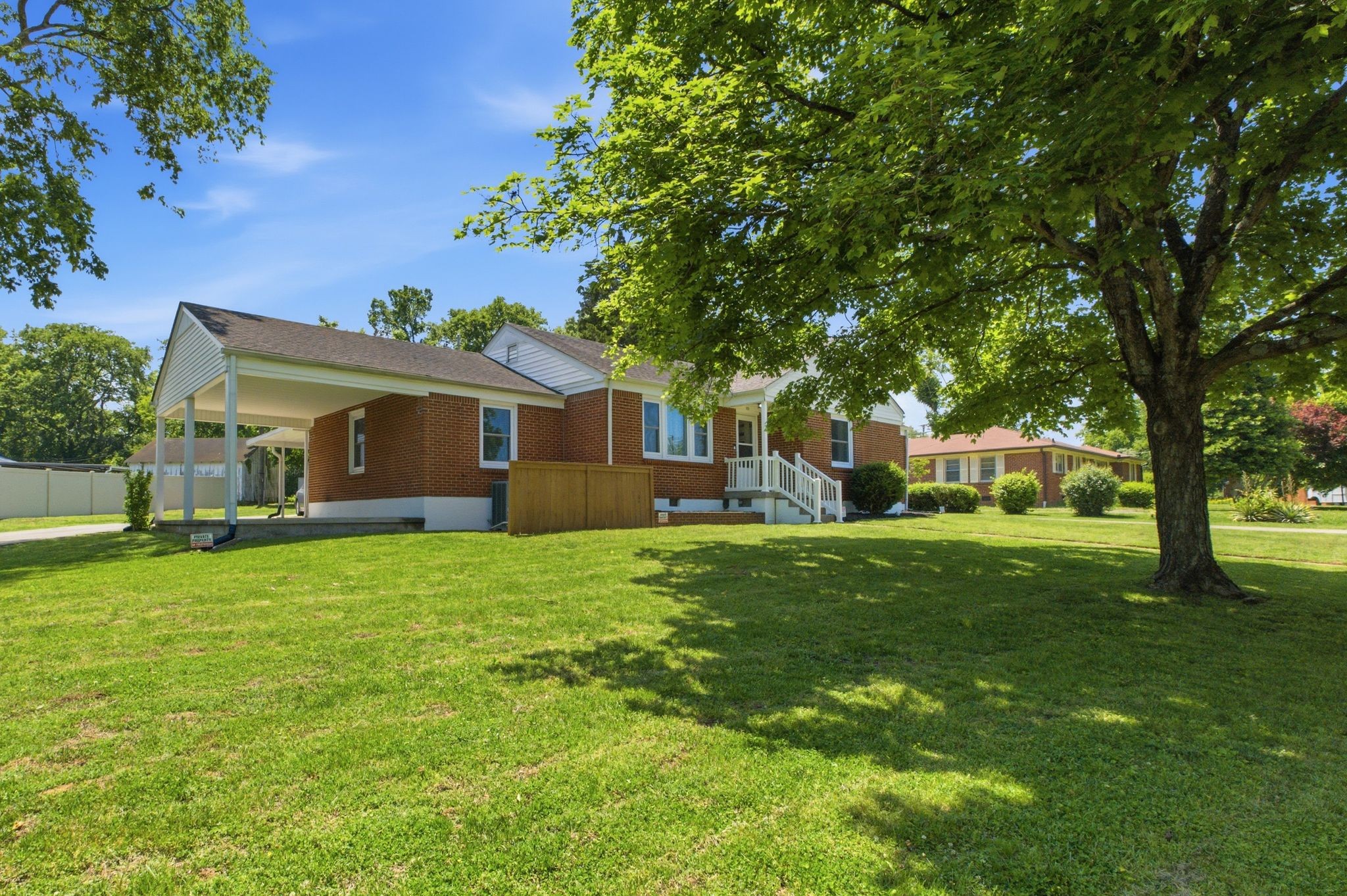 201 W Hillcrest Dr