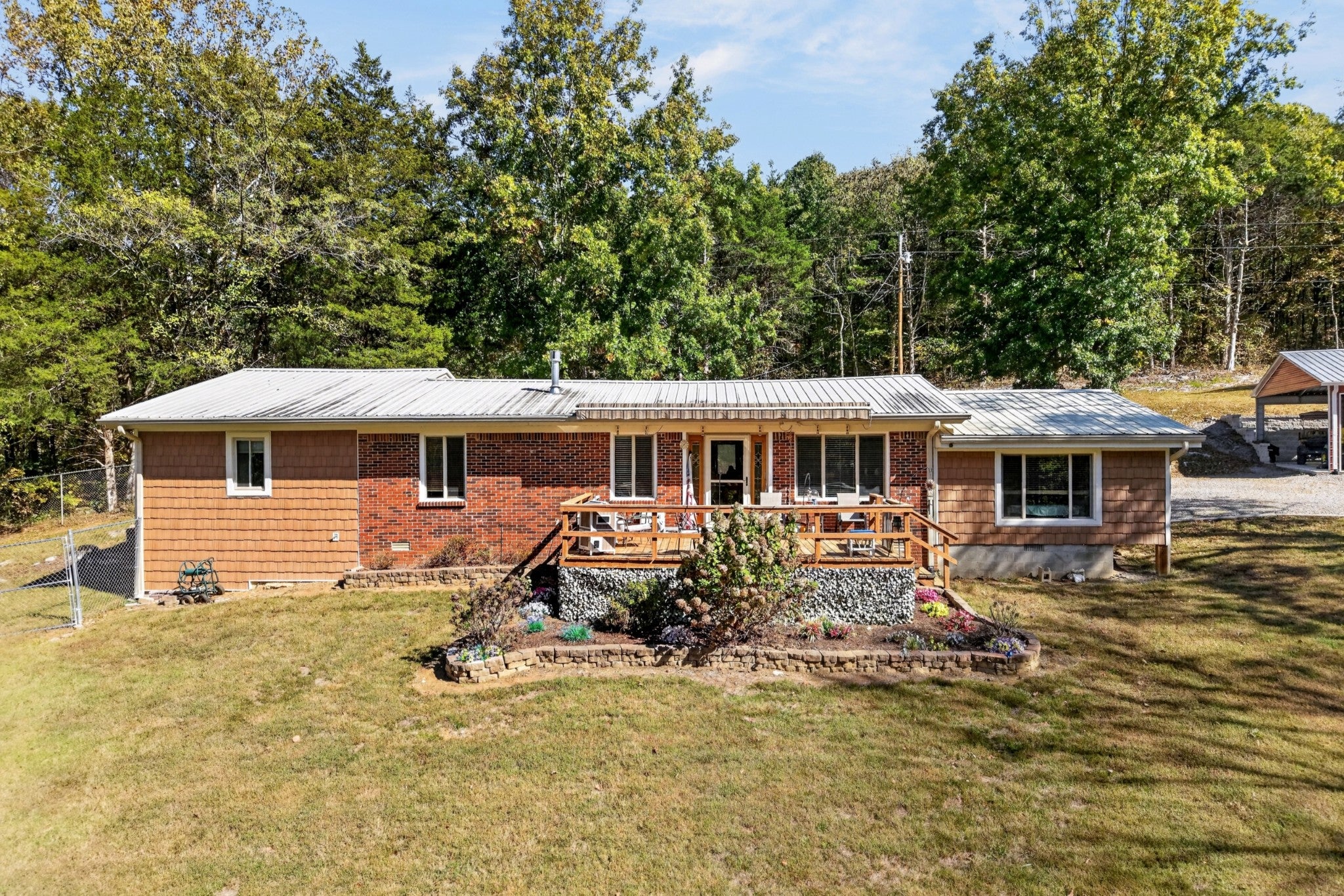 115 W Creek Ln