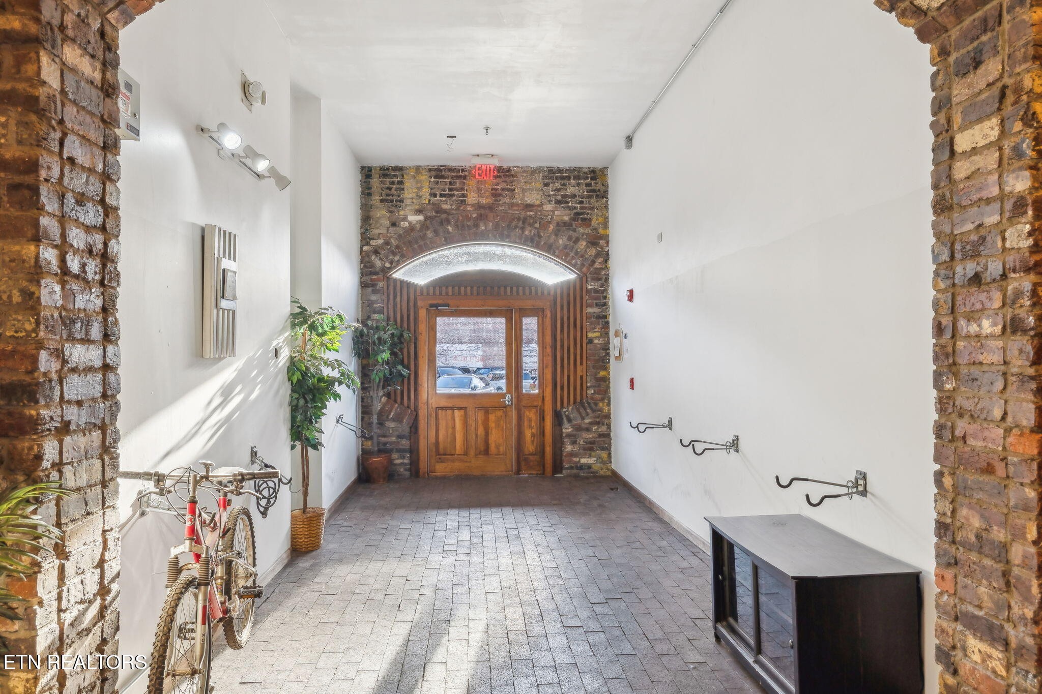 105 W Jackson Ave 1