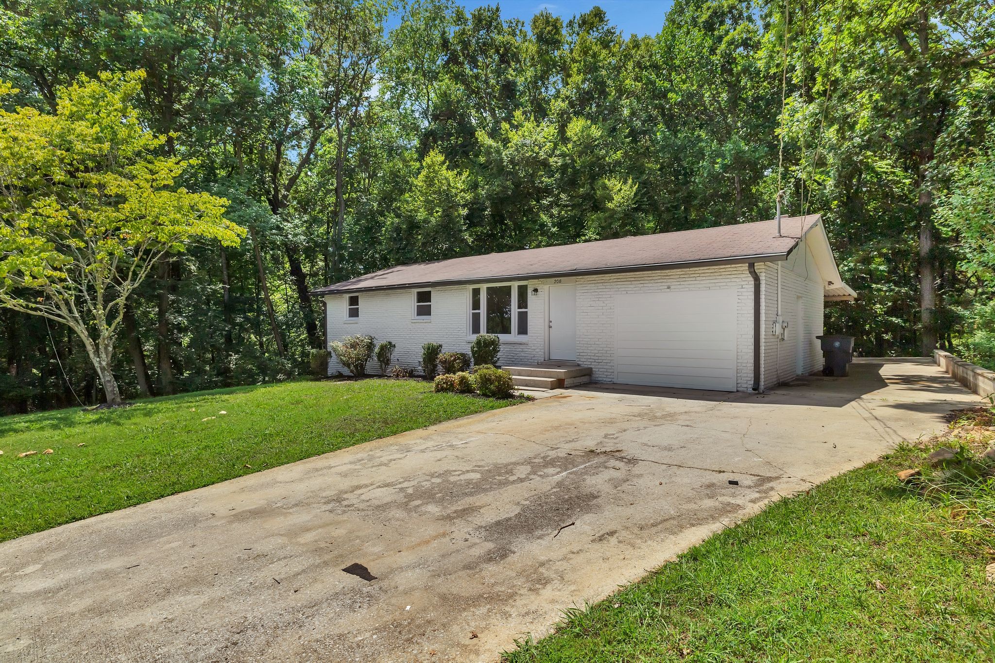 208 Lakeshore Dr