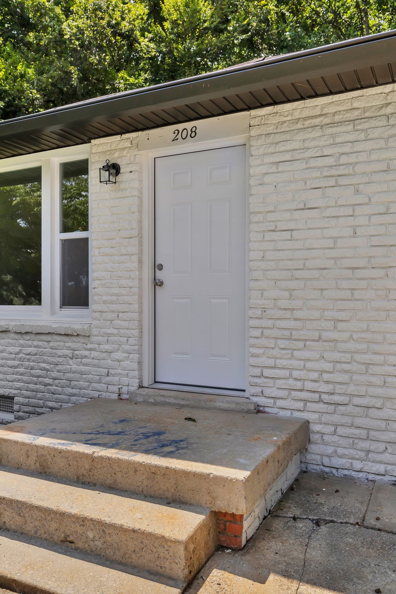 208 Lakeshore Dr