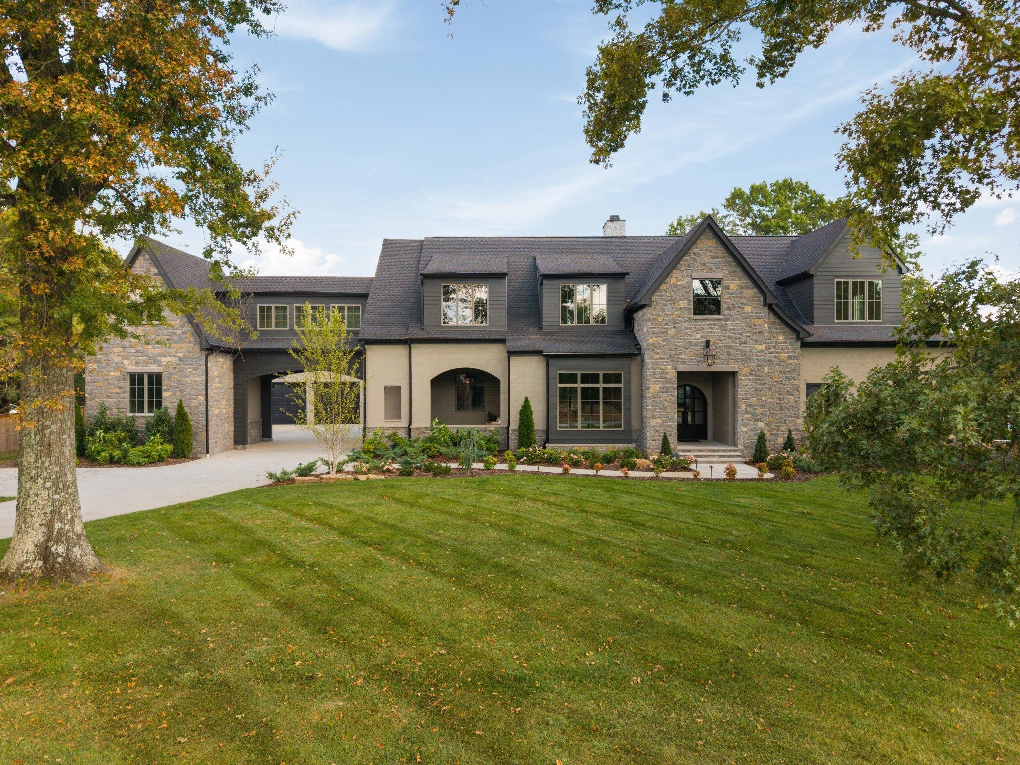 8-bed listing at 226 Williamsburg Cir, Brentwood