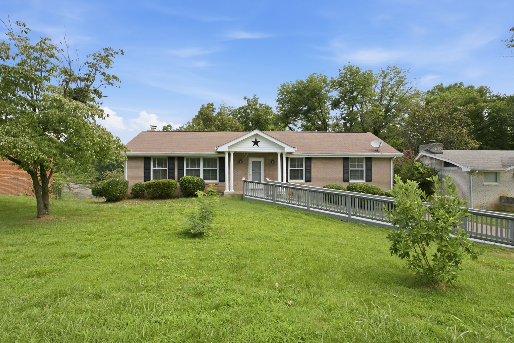 Photo 1 of 34 — 2614 Edge O Lake Dr, Nashville, TN 37217