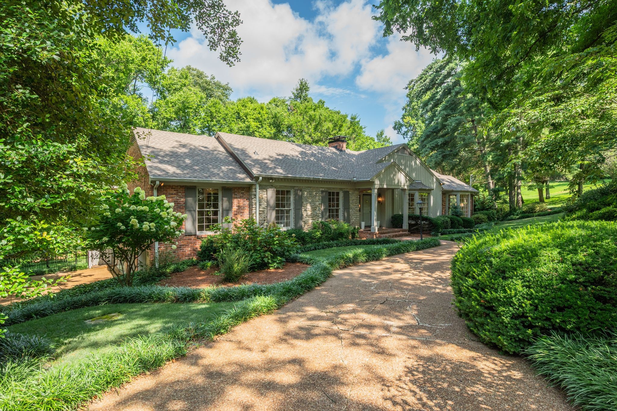 1252 Saxon Dr